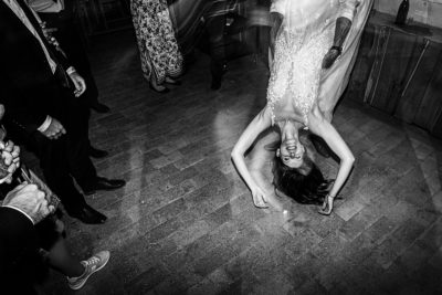 Menyasszony az esküvői buliban