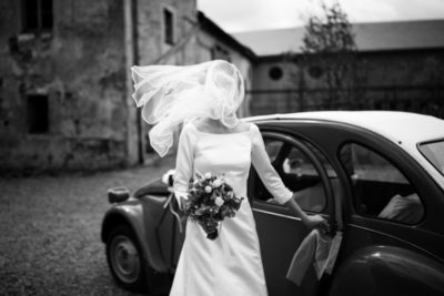 Menyasszony viccesen arcába libbenő fátyollal